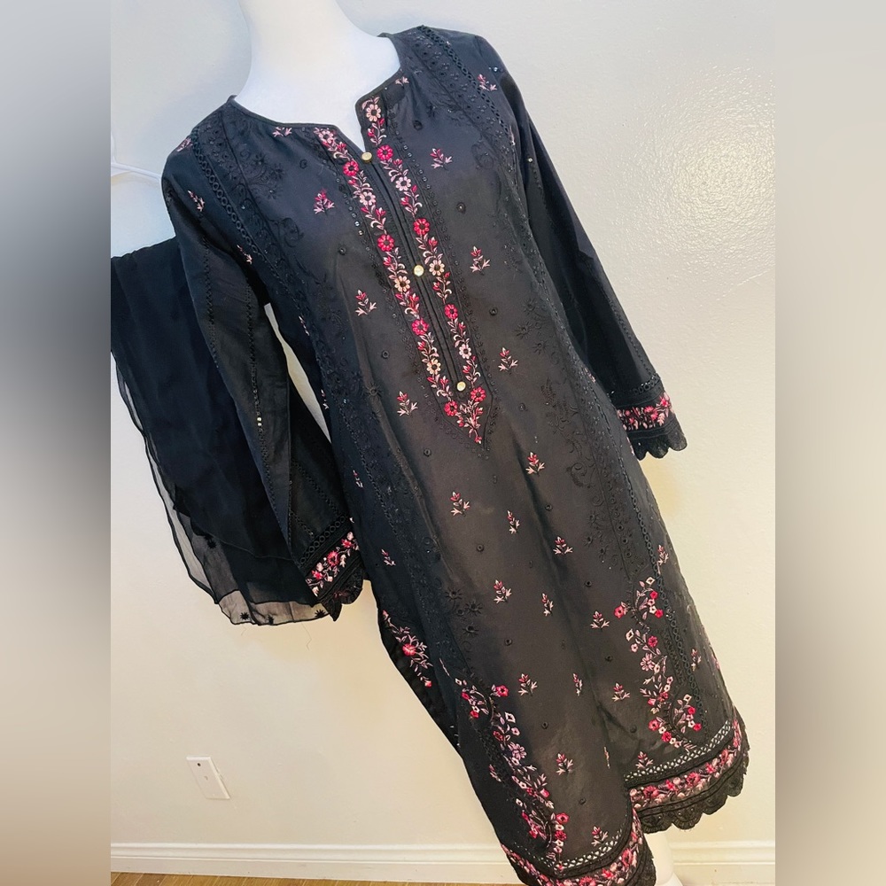 Pakistani 3 pc embroidered suit